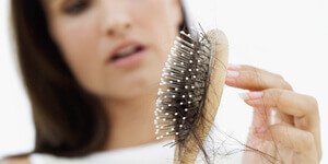 Cauzele căderii părului la femei
