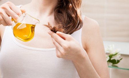 Argan oil nourishes the ends, which prevents splitting and protects the hair colour.